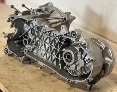 Volledig gereviseerd scooter motorblok op de werkbank