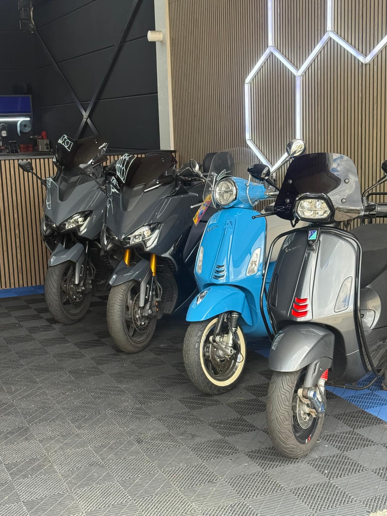 Motorscooters zoals de Yamaha TMAX en Vespa GTS in onze showroom